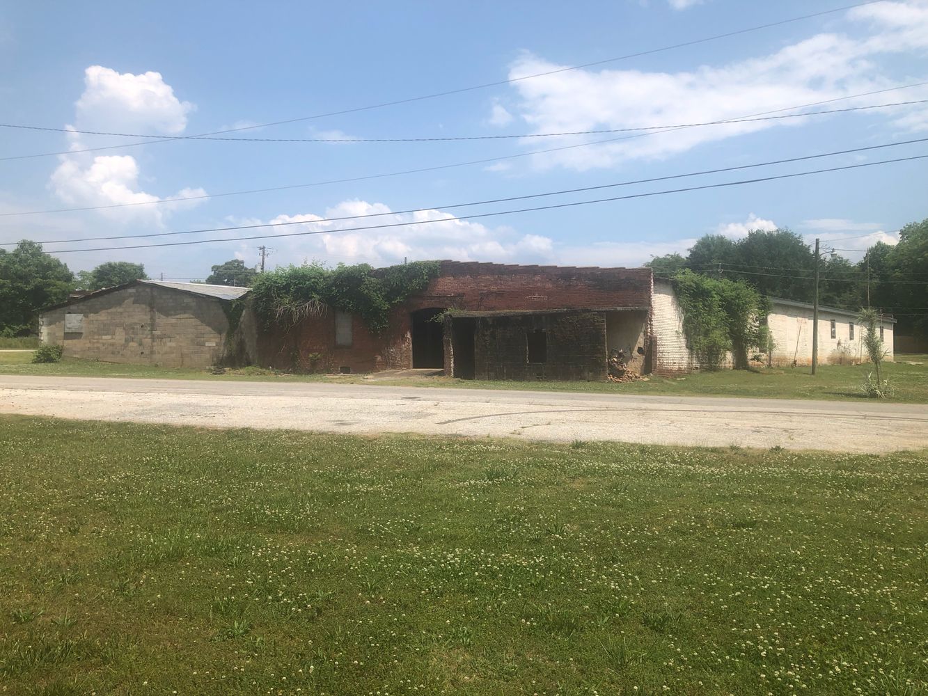 Maysville: 530 Sims St, Maysville, GA 30558